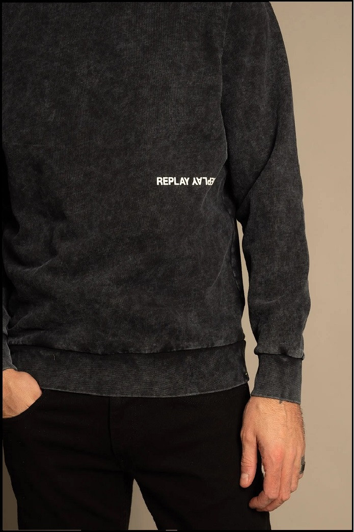 SUDADERA NEGRA CON ESTAMPADO REPLAY