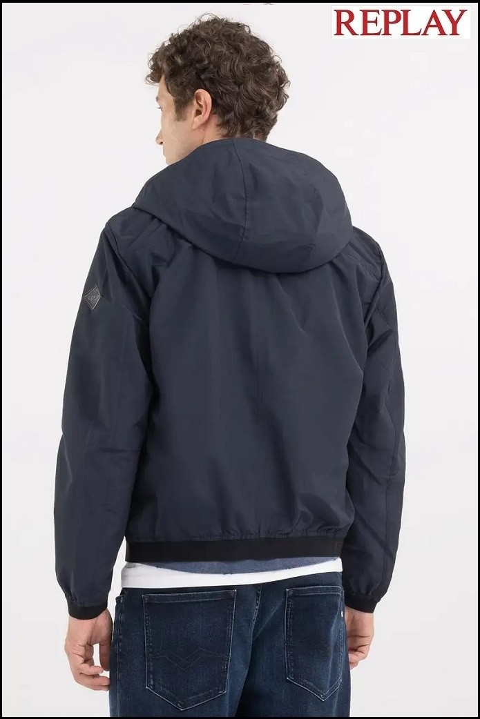CAZADORA CORTA CON CAPUCHA REPLAY