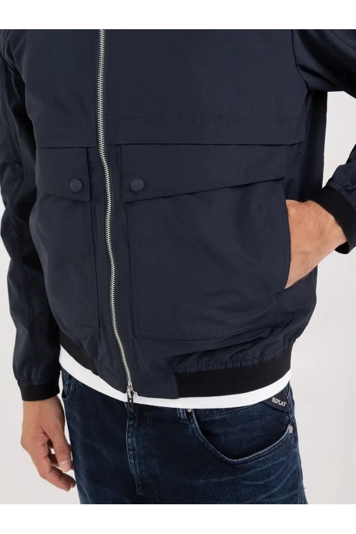 CAZADORA CORTA CON CAPUCHA REPLAY