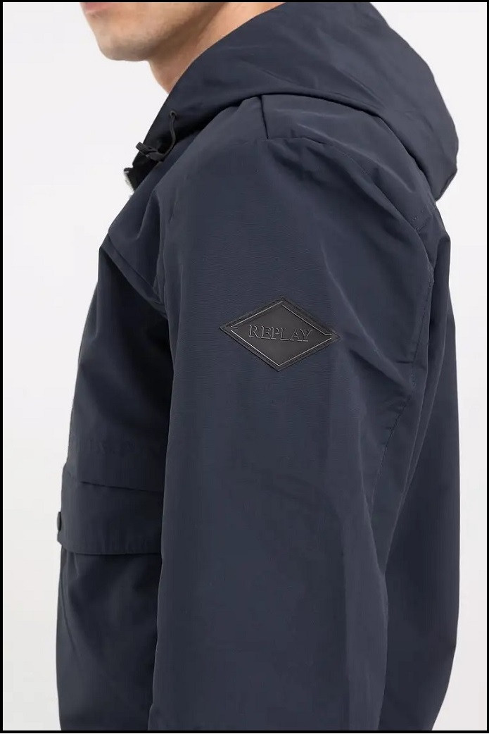 CAZADORA CORTA CON CAPUCHA REPLAY