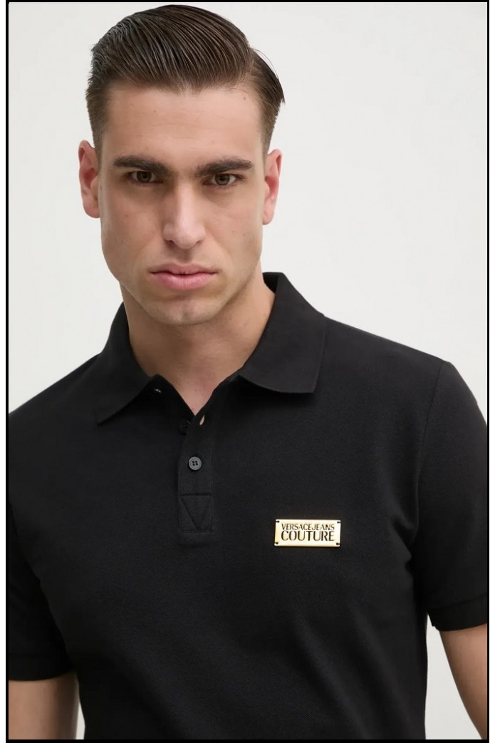 POLO NEGRO CON PLACA VERSACE JEANS COUTURE