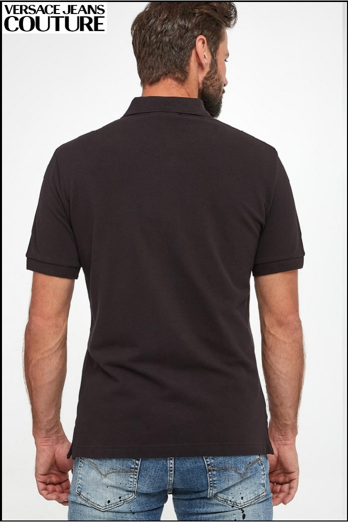 POLO NEGRO CON PLACA VERSACE JEANS COUTURE