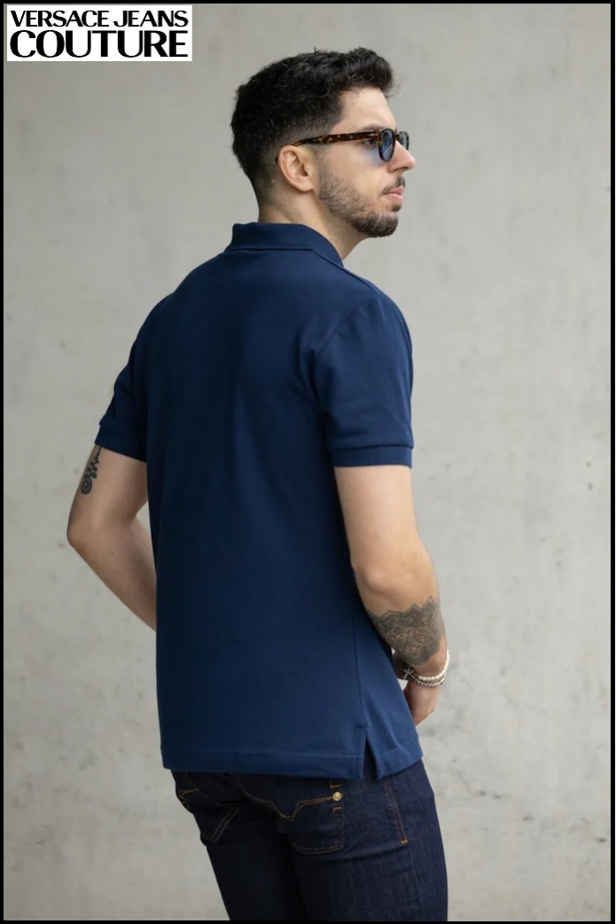 POLO AZUL CON PLACA VERSACE JEANS COUTURE