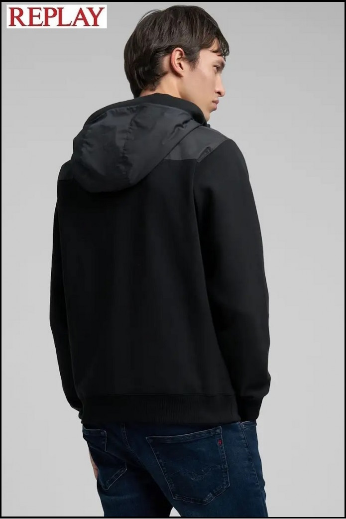 SUDADERA NEGRA CON CAPUCHA REPLAY
