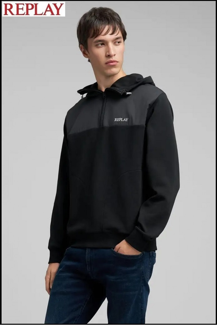 SUDADERA NEGRA CON CAPUCHA REPLAY