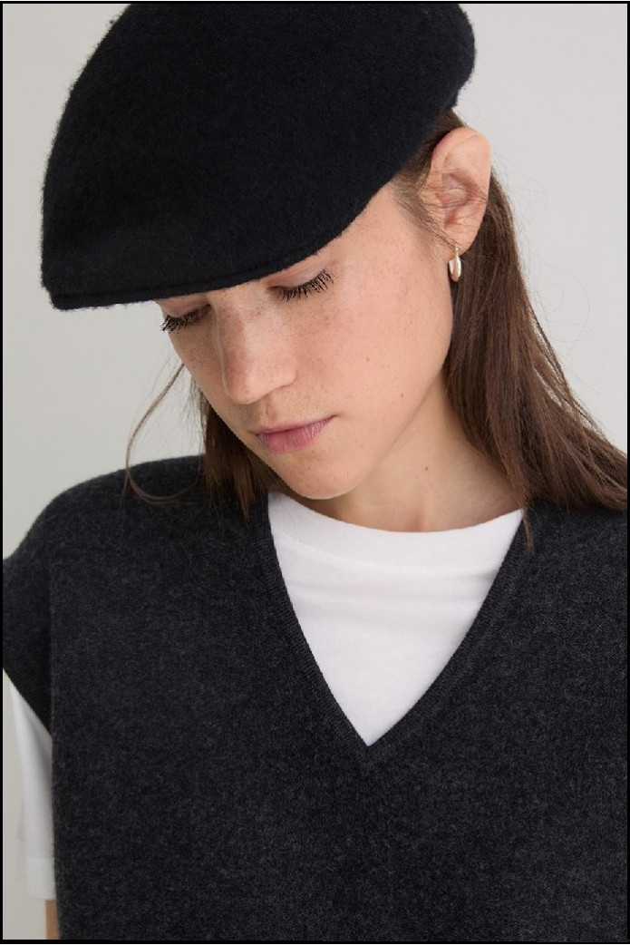 BOINA CON LANA FINA NEGRA YERSE