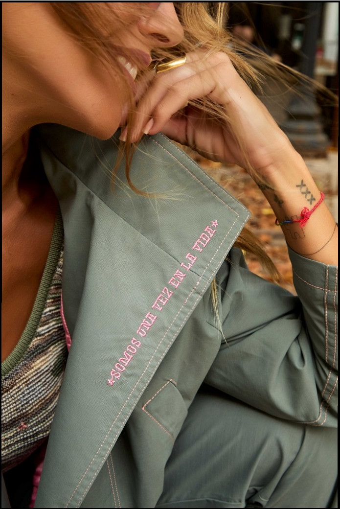 CAZADORA QUETZAL CAMALEÓNICA BY CAPRICHE