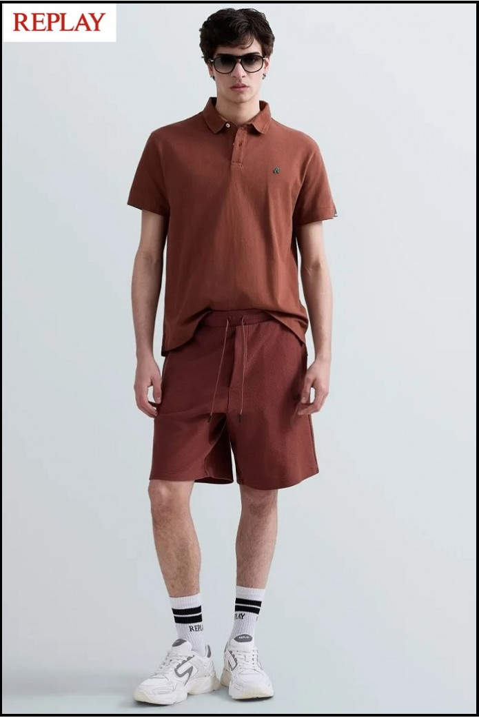 POLO DE PIQUÉ ELÁSTICO CHOCOLATE CON BORDADO R REPLAY