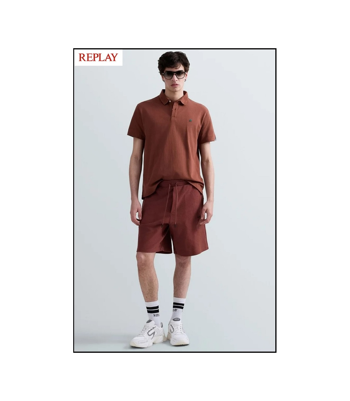 POLO DE PIQUÉ ELÁSTICO CHOCOLATE CON BORDADO R REPLAY