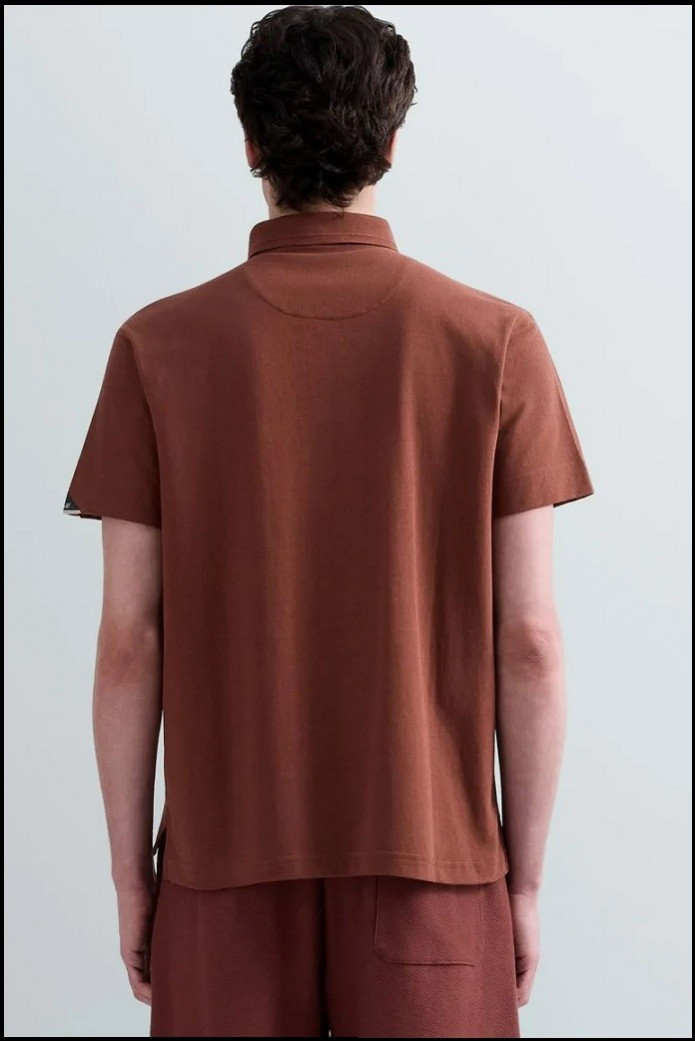 POLO DE PIQUÉ ELÁSTICO CHOCOLATE CON BORDADO R REPLAY