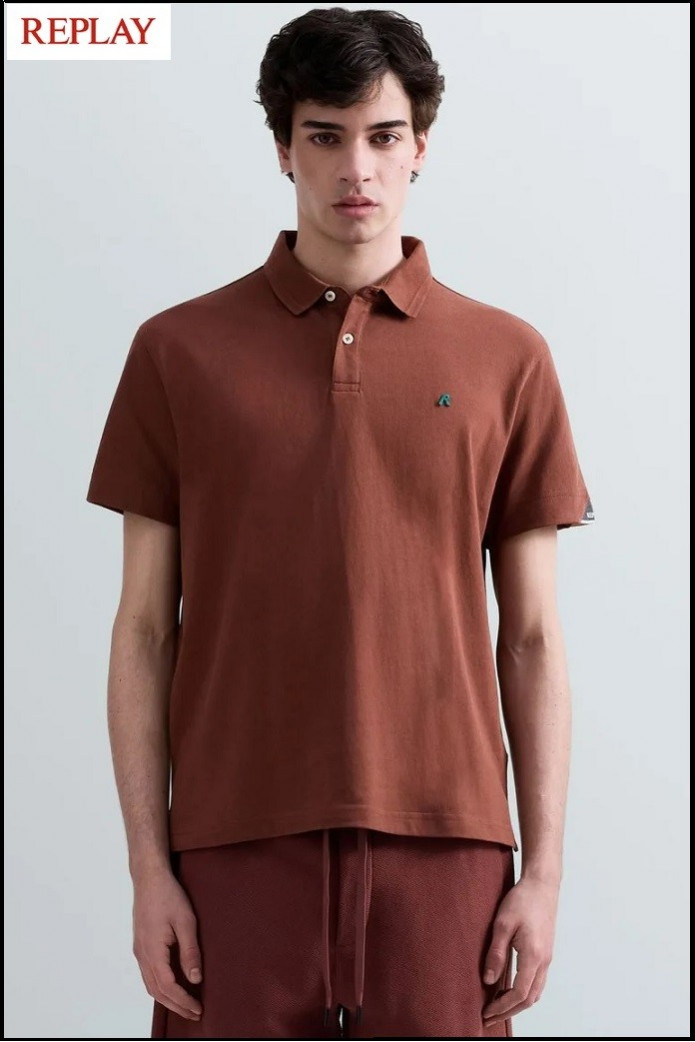 POLO DE PIQUÉ ELÁSTICO CHOCOLATE CON BORDADO R REPLAY
