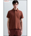 POLO DE PIQUÉ ELÁSTICO CHOCOLATE CON BORDADO R REPLAY