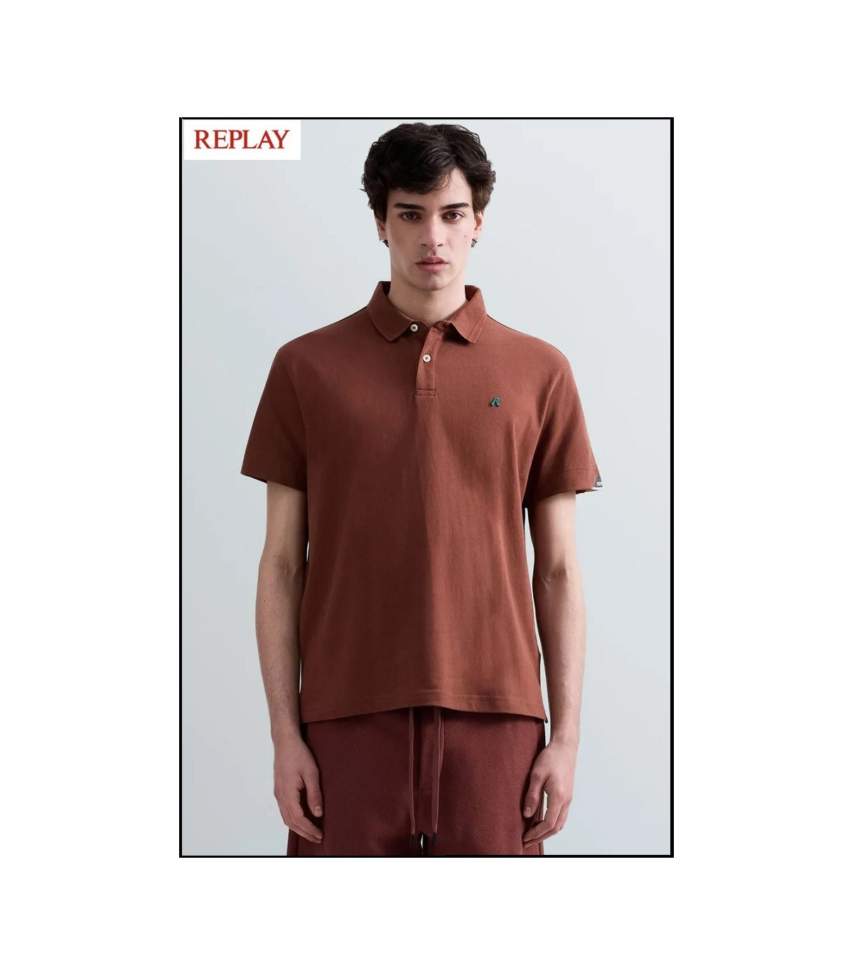 POLO DE PIQUÉ ELÁSTICO CHOCOLATE CON BORDADO R REPLAY