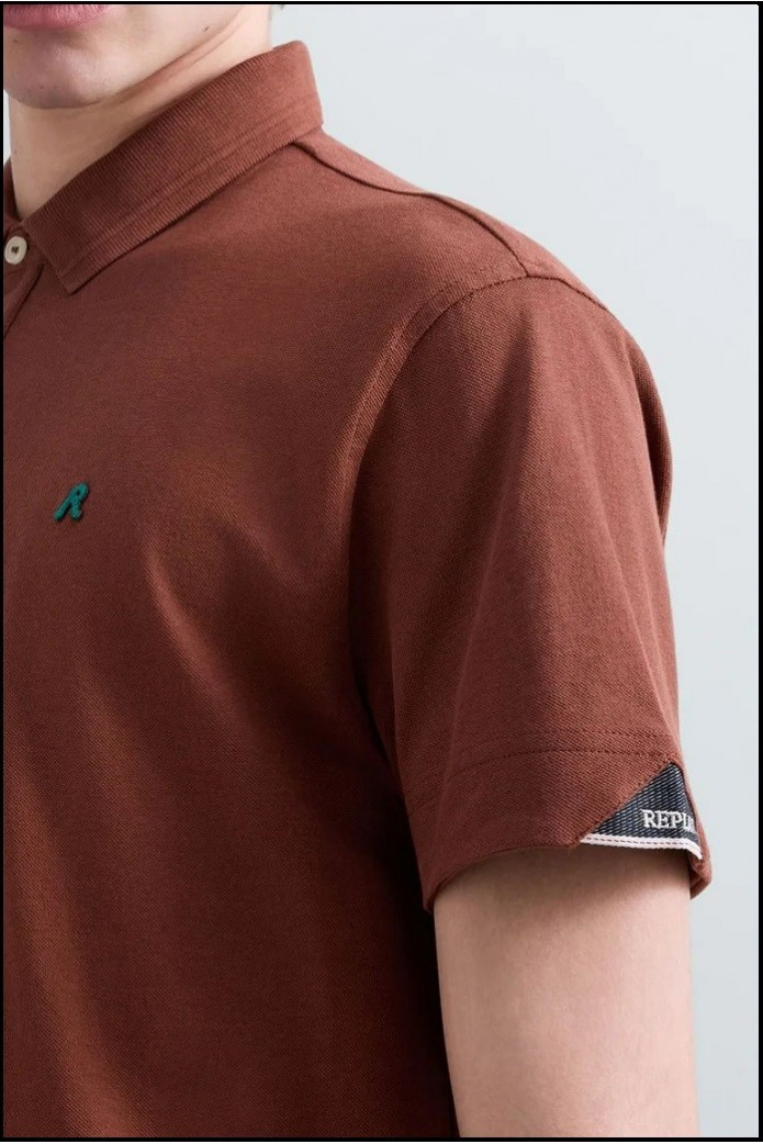POLO DE PIQUÉ ELÁSTICO CHOCOLATE CON BORDADO R REPLAY