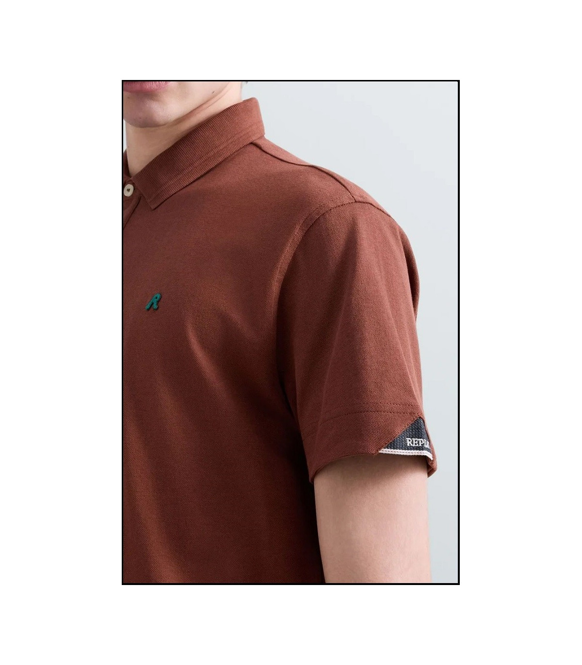 POLO DE PIQUÉ ELÁSTICO CHOCOLATE CON BORDADO R REPLAY