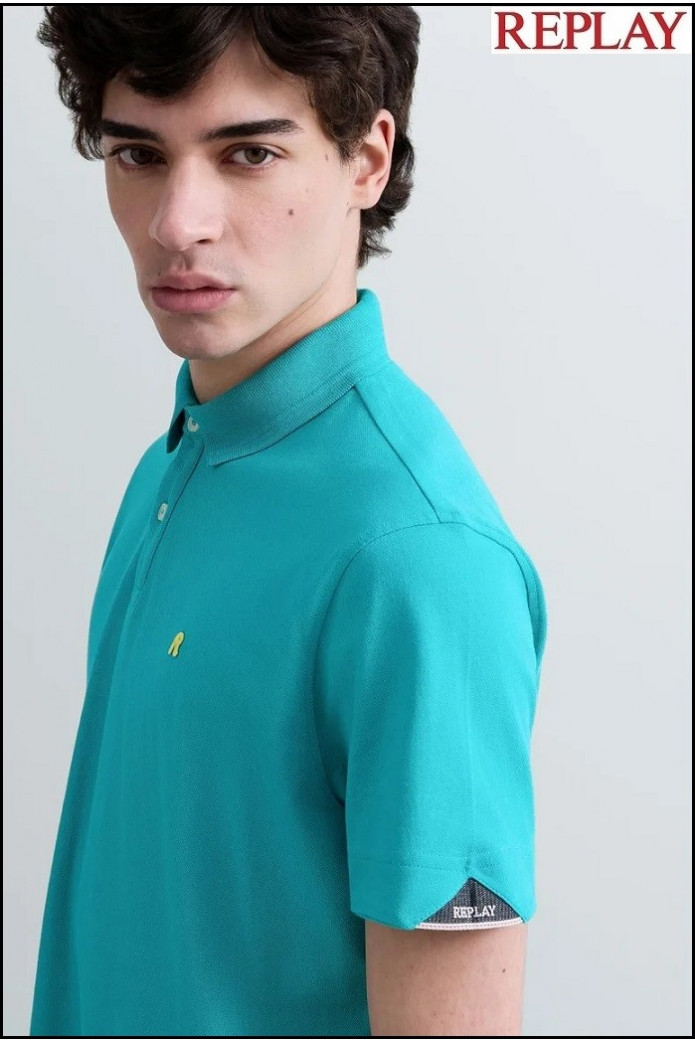 POLO DE PIQUÉ ELÁSTICO EMERALD CON BORDADO R REPLAY