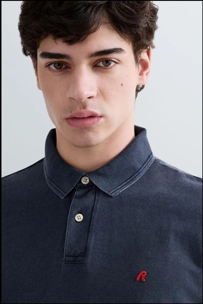 POLO DE PIQUÉ DE ALGODÓN AZUL OSCURO CON BORDADO R