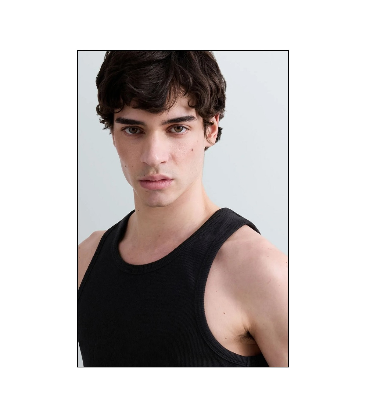 CAMISETA NEGRA SIN MANGAS DE ALGODÓN ACANALADO