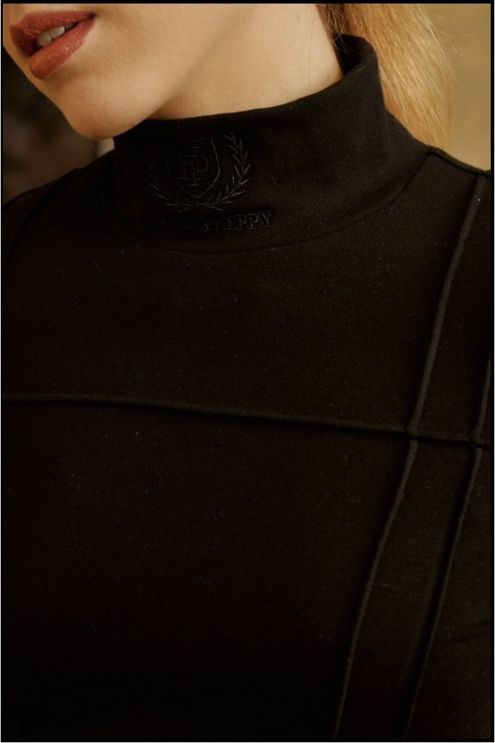 TOP NEGRO CUELLO SUBIDO HIGHLY PREPPY