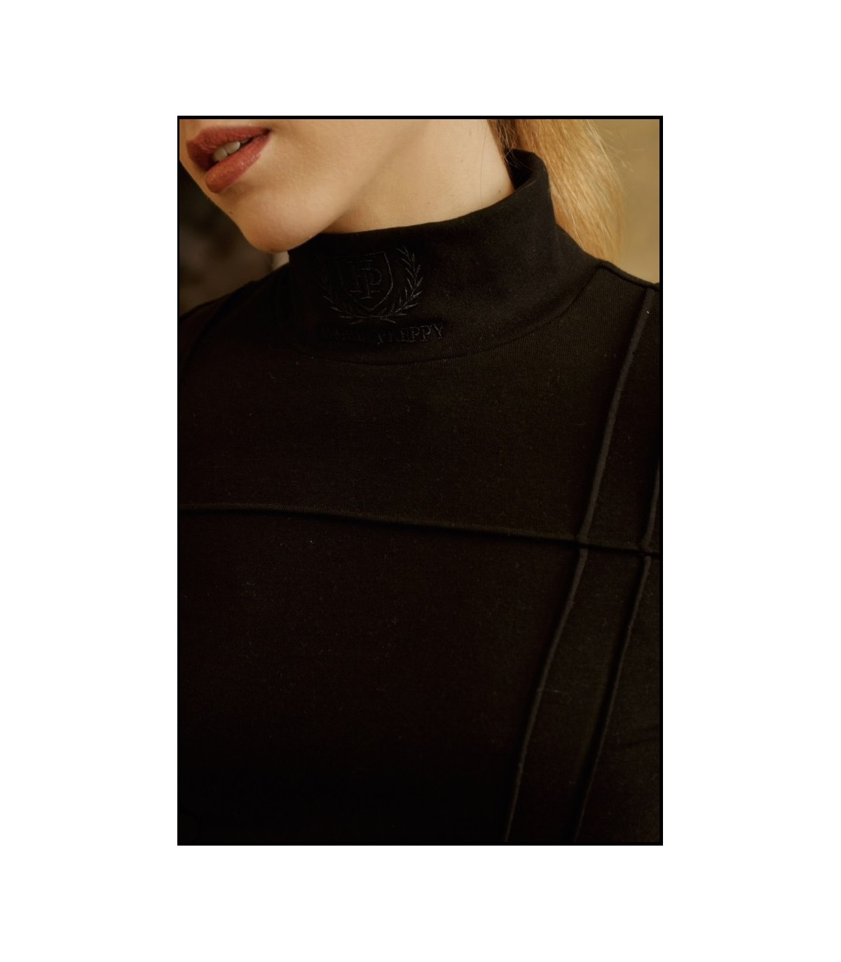 TOP NEGRO CUELLO SUBIDO HIGHLY PREPPY