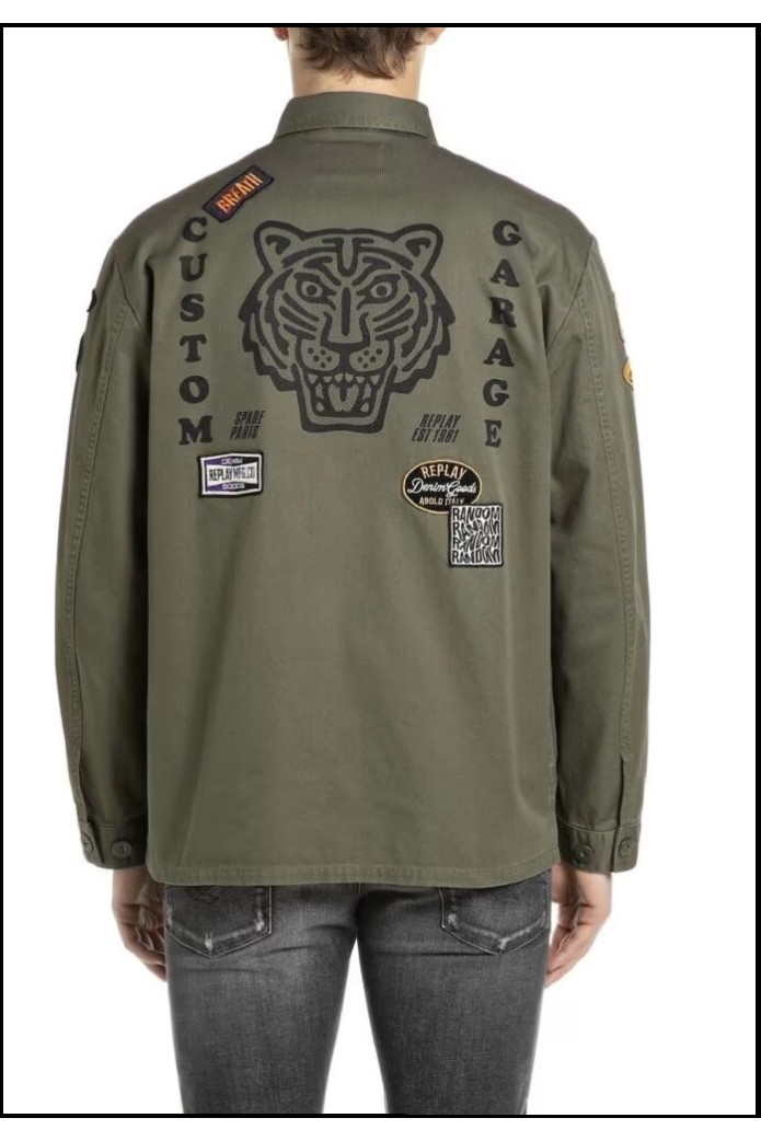SOBRECAMISA MILITAR CON PARCHES REPLAY