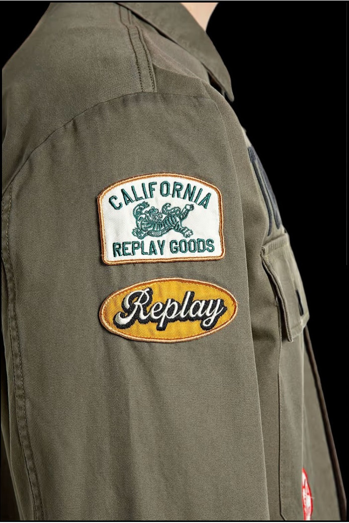 SOBRECAMISA MILITAR CON PARCHES REPLAY