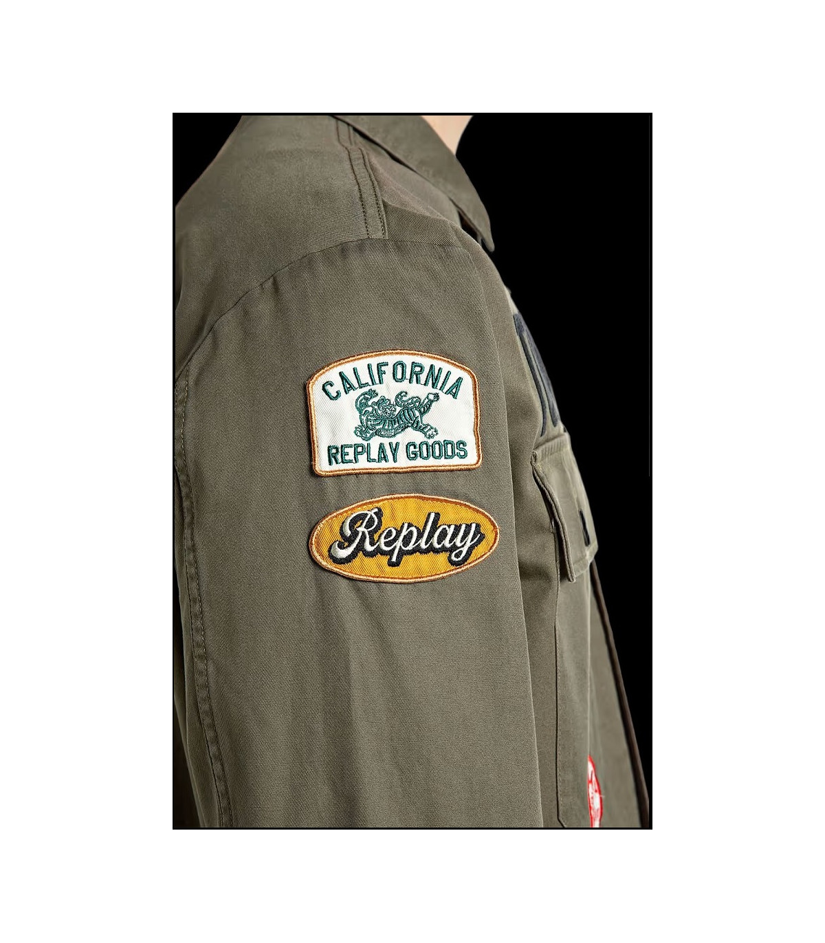 SOBRECAMISA MILITAR CON PARCHES REPLAY