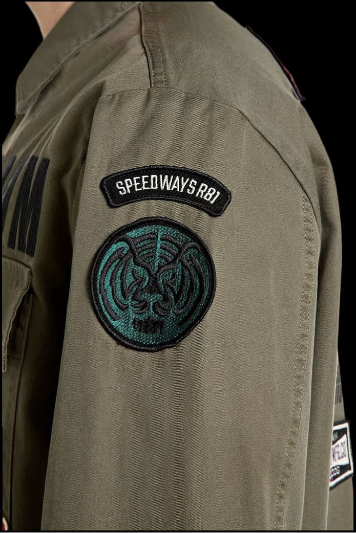 SOBRECAMISA MILITAR CON PARCHES REPLAY