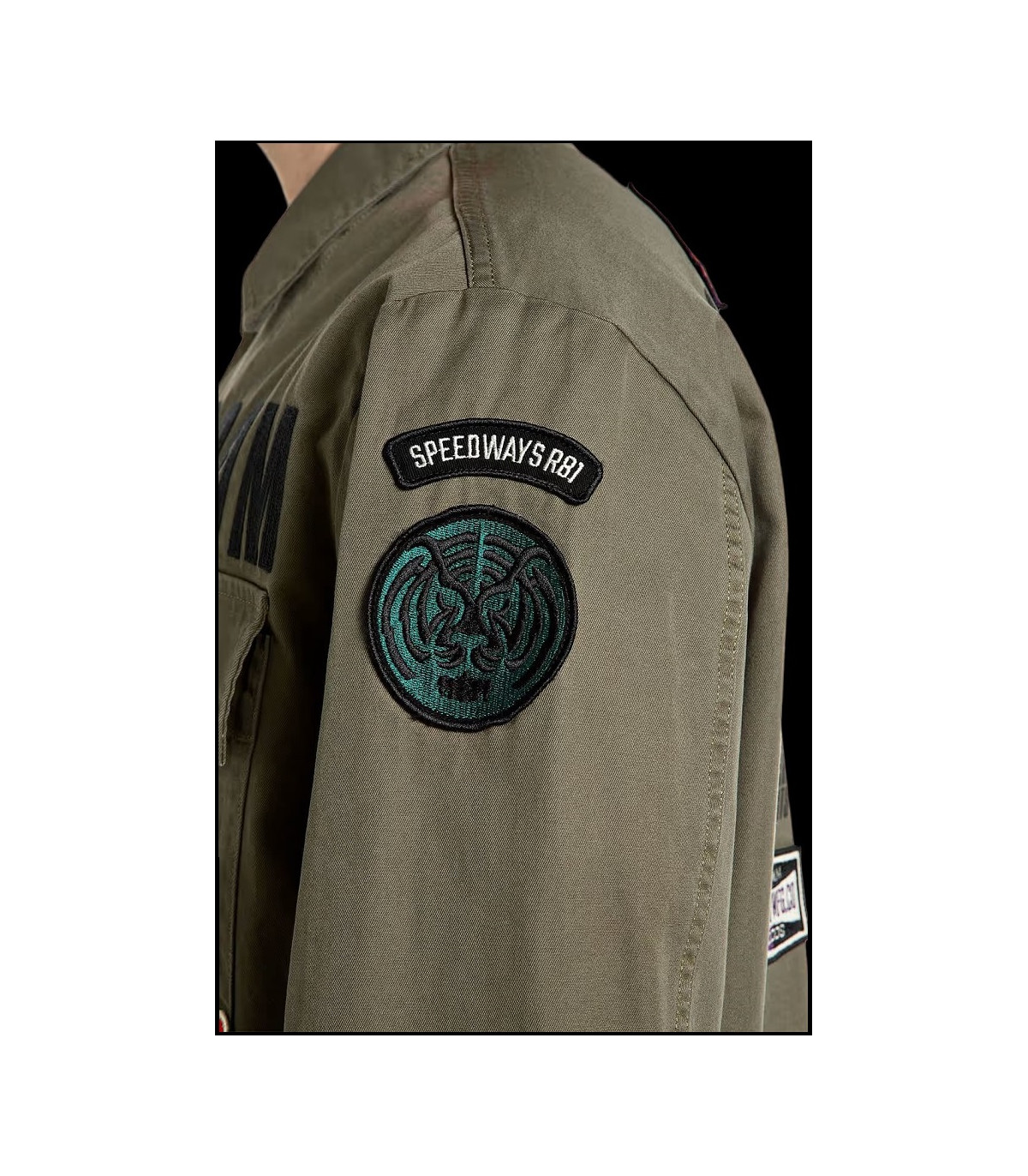 SOBRECAMISA MILITAR CON PARCHES REPLAY