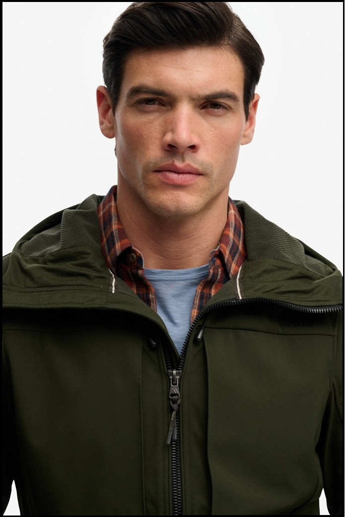 CHAQUETA VERDE TREKKER SOFTSHELL SUPERDRY